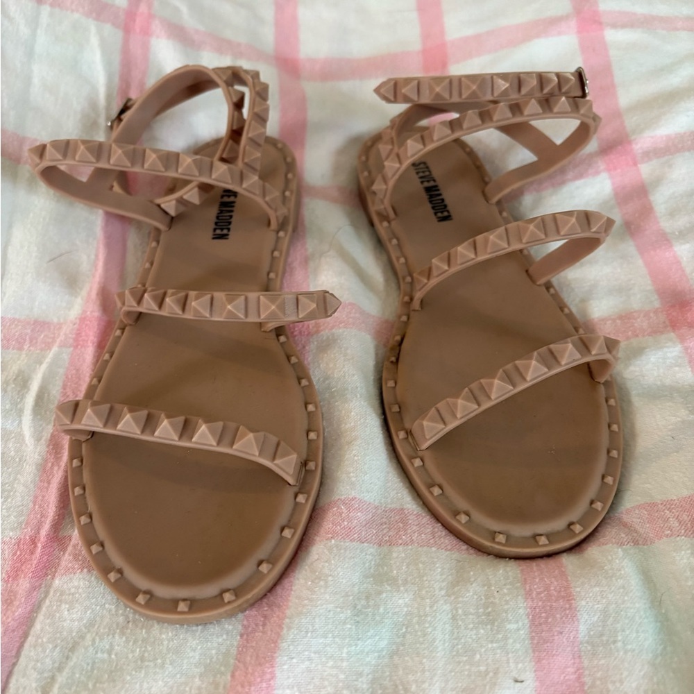 Steve Madden Tan Scalloped Sandals